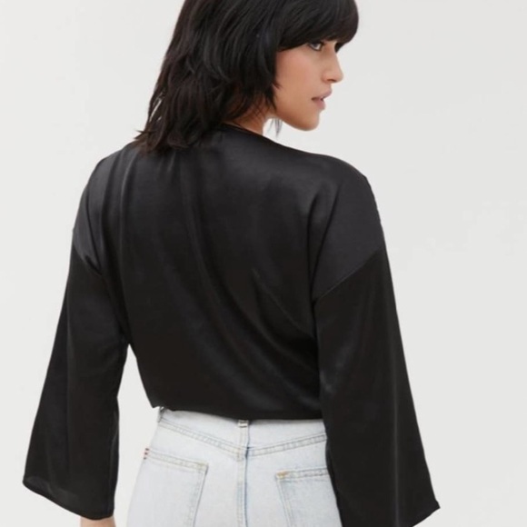 Nwt urban outfitters Nicole satin tie front crop top m - Picture 4 of 7